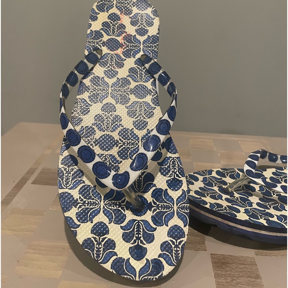 Vera Bradley flip flops